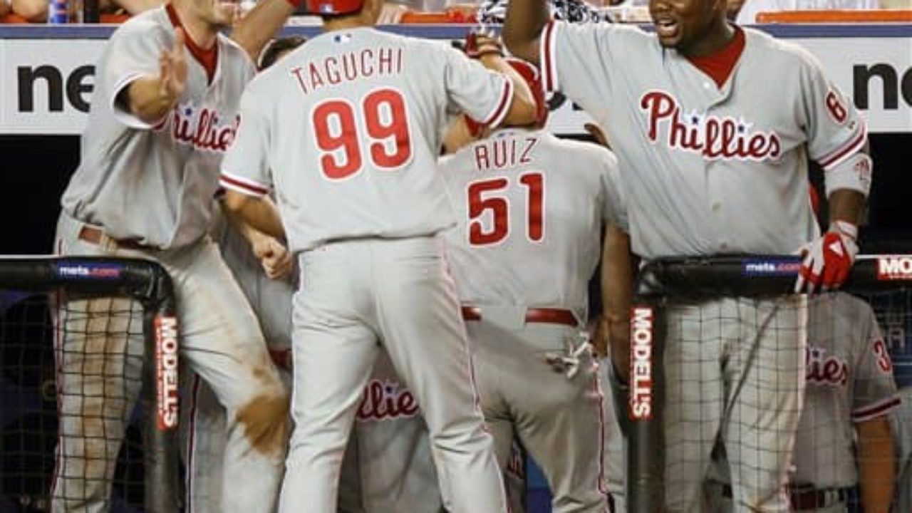 man or machine?, Phillies Brett Myers, center, wears a shir…