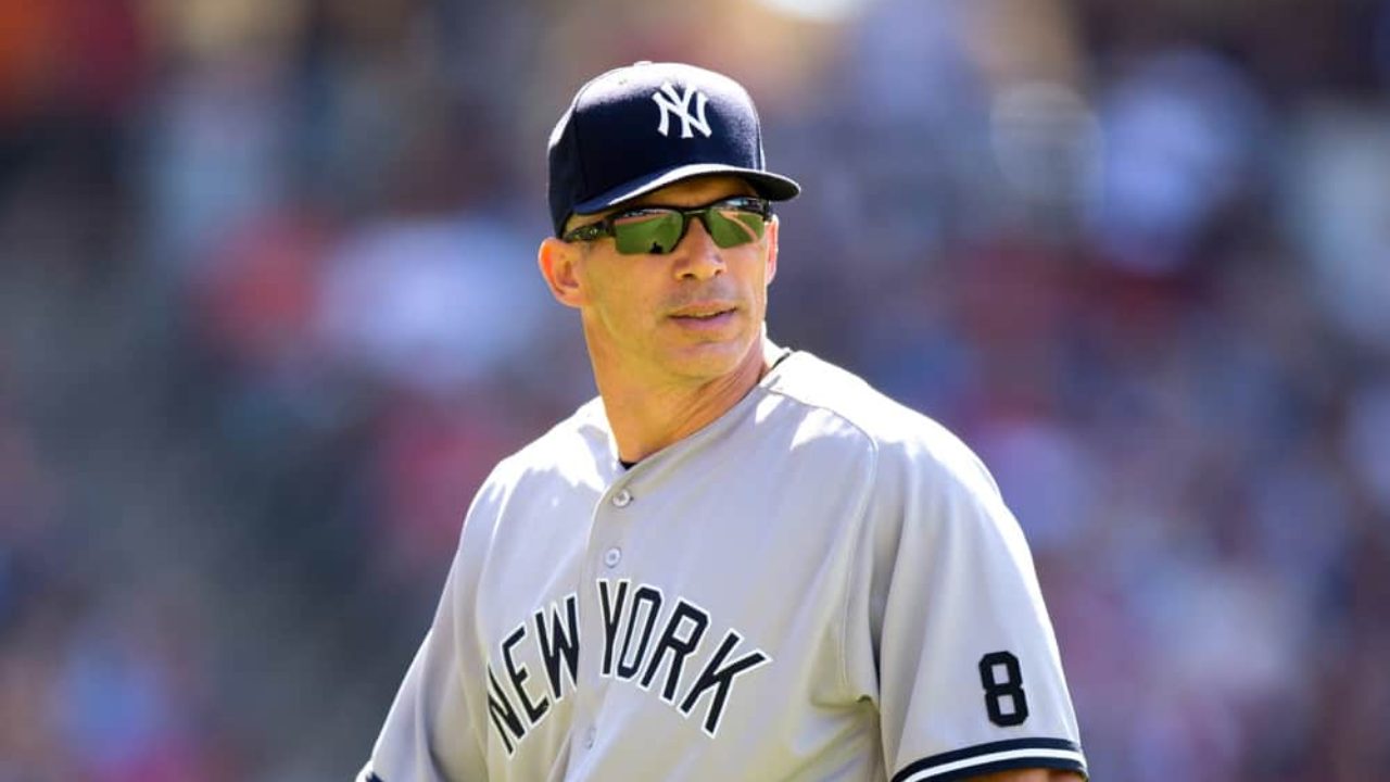 Ex-Yankees manager Joe Girardi puts on Phillies jersey 