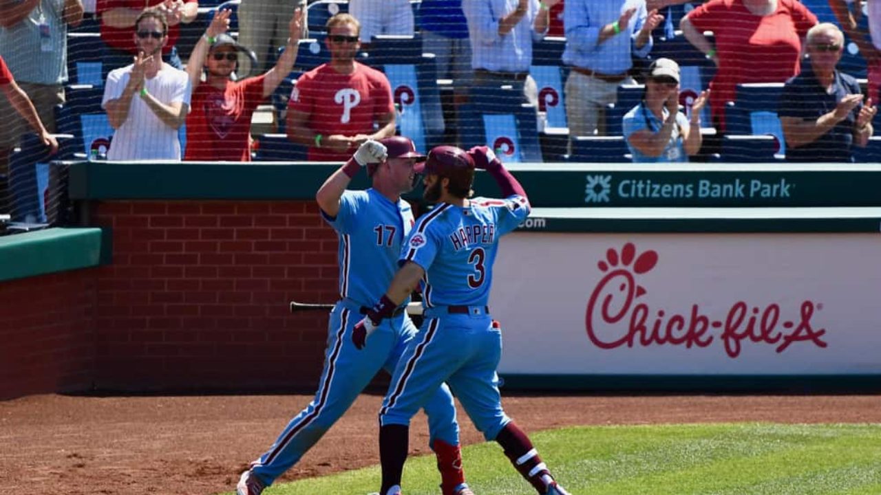 Harper, Hoskins rally Phillies past Dodgers with 4-run 7th