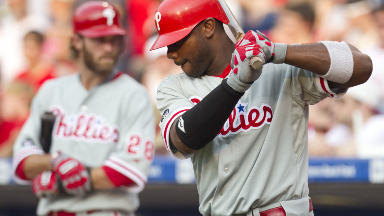 Ryan Howard throws out first pitch, Phillies announce Game 5