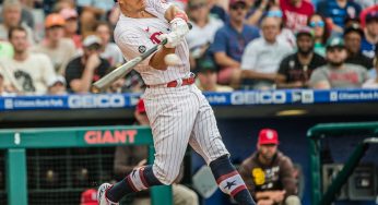 J.T. Realmuto leaves Friday's game with sprained right pinky