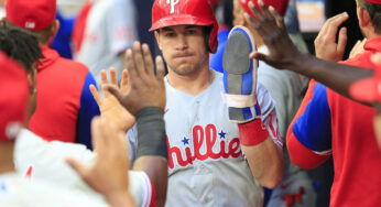 J.T. Realmuto leaves Friday's game with sprained right pinky